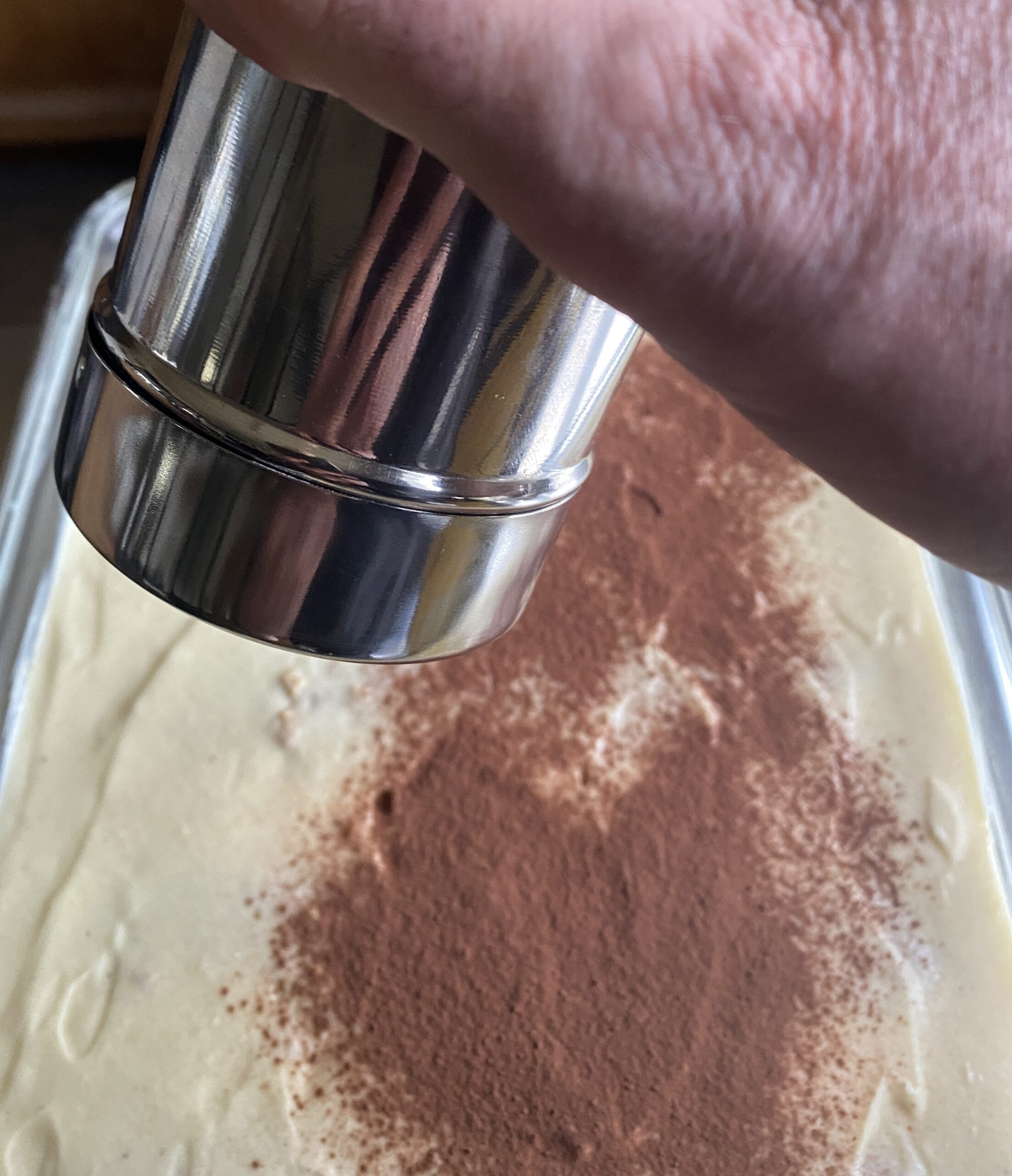 Tiramisu - Saupoudrage du chocolat