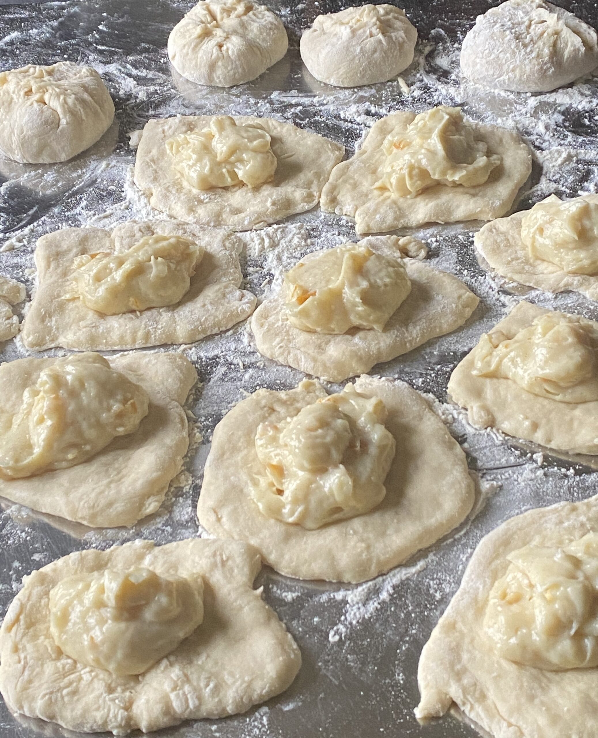 Préparation des boules de pâte de la Brioche Gourmande